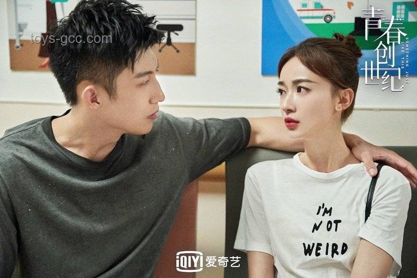 闫桉摆摊新视角：创意市集与数字融合的创业启示